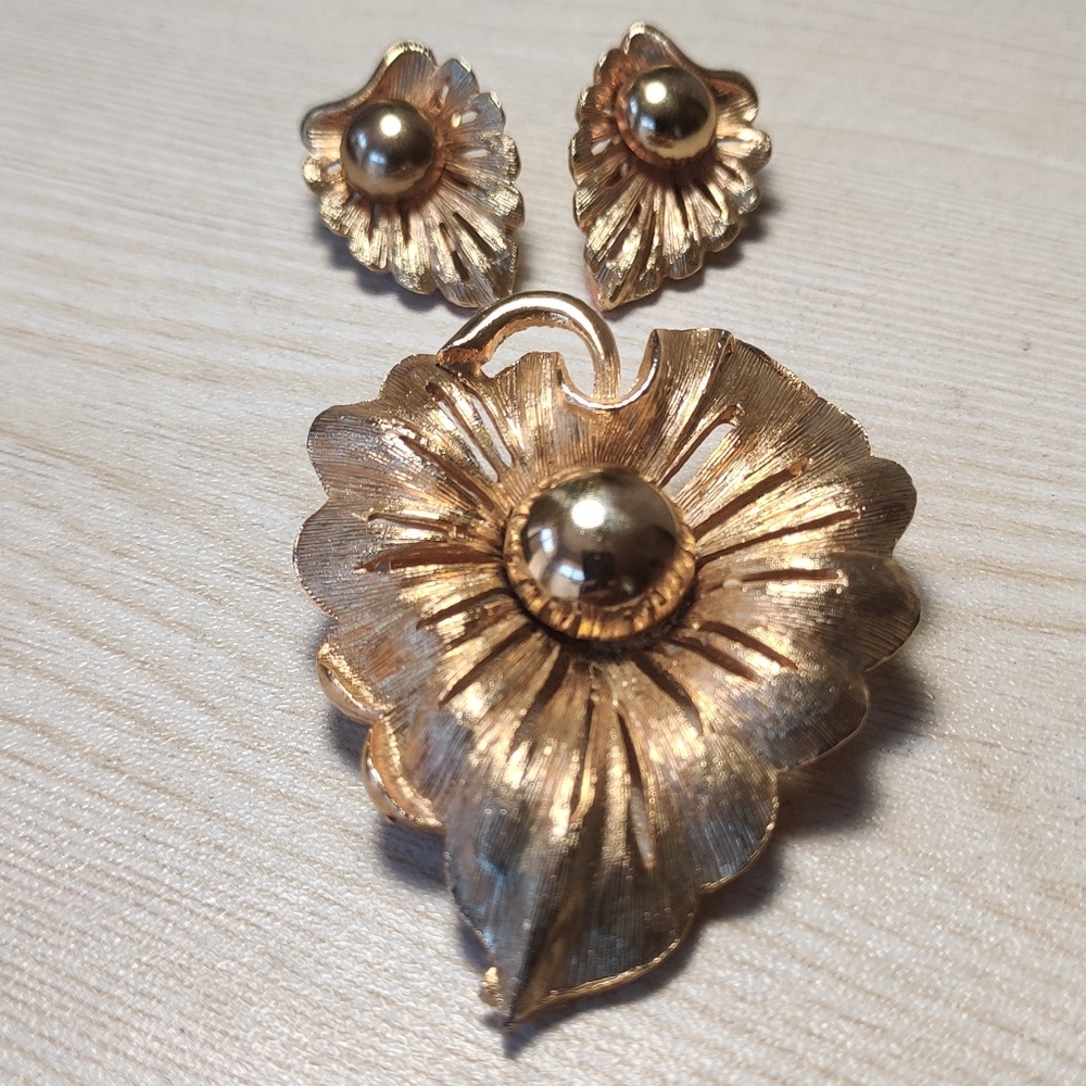 Vintage Gold Tone Leaf Clip on Earrings & Pendant Fashion Jewelry Set